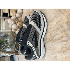 Brooks Revel Black White